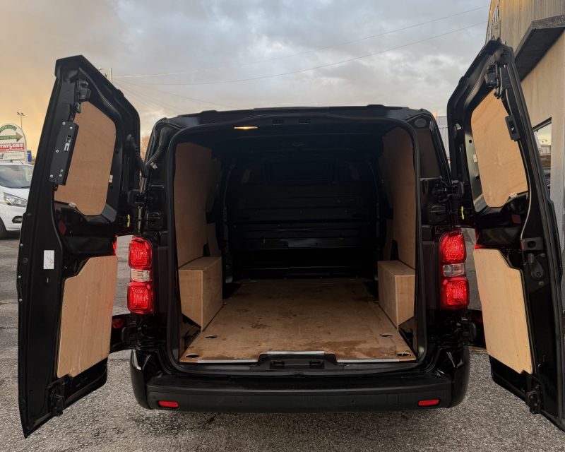Vauxhall Vivaro 2.0 Turbo D Professional 3100 145 ps LWB