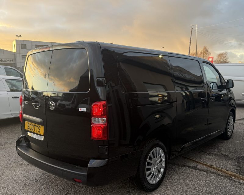 Vauxhall Vivaro 2.0 Turbo D Professional 3100 145 ps LWB