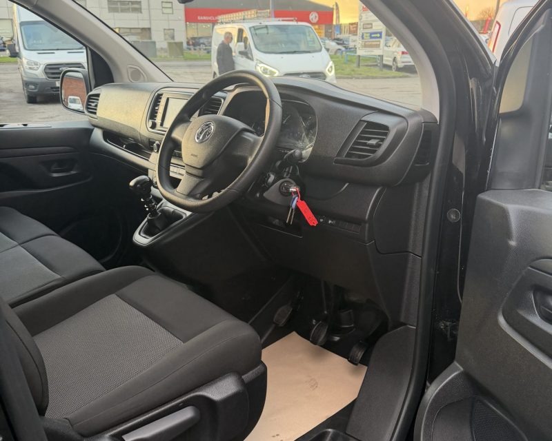 Vauxhall Vivaro 2.0 Turbo D Professional 3100 145 ps LWB